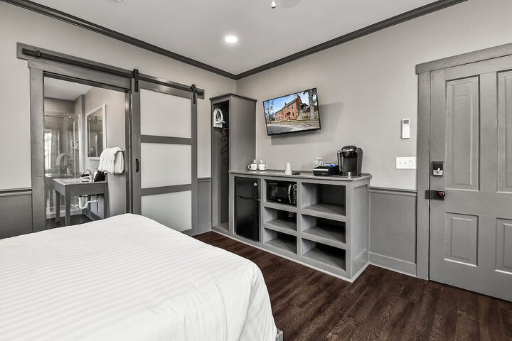 Captain Wohlt Inn Bed & Breakfast