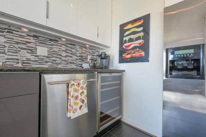 Large eclectic 1 BR above restaurant 15min to PDX