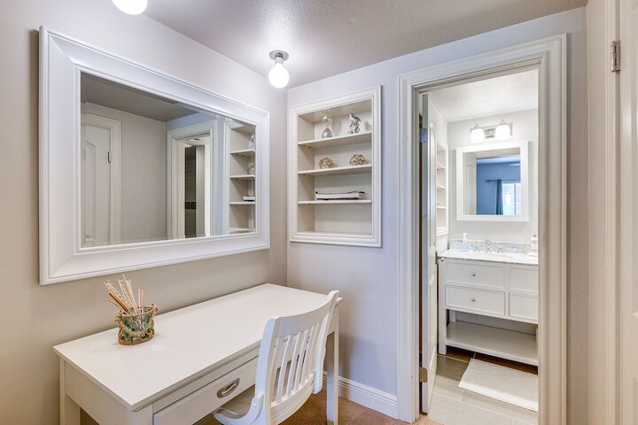 Beautiful Waterfront Condo on Lake Conroe w / Dock