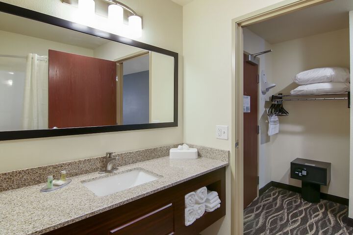 Cobblestone Inn & Suites at UW Stout Downtown Menomonie
