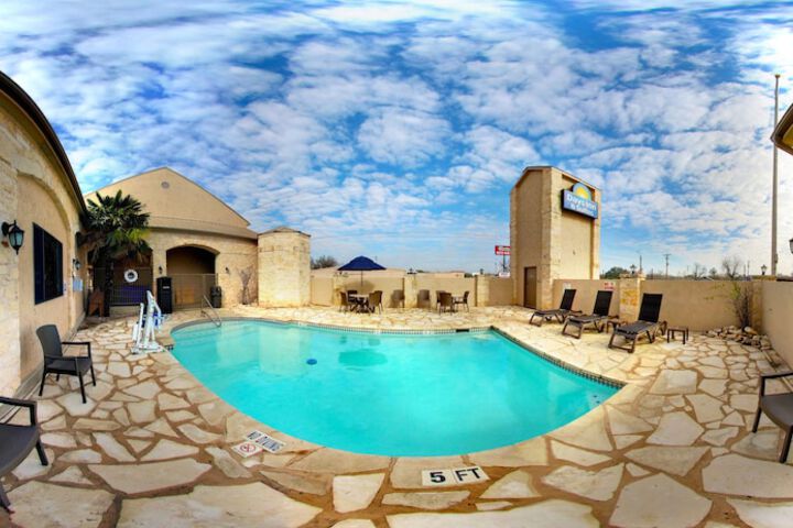Days Inn & Suites by Wyndham Llano