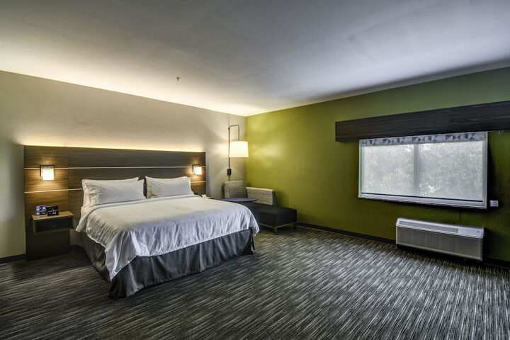 Room 33 of 60