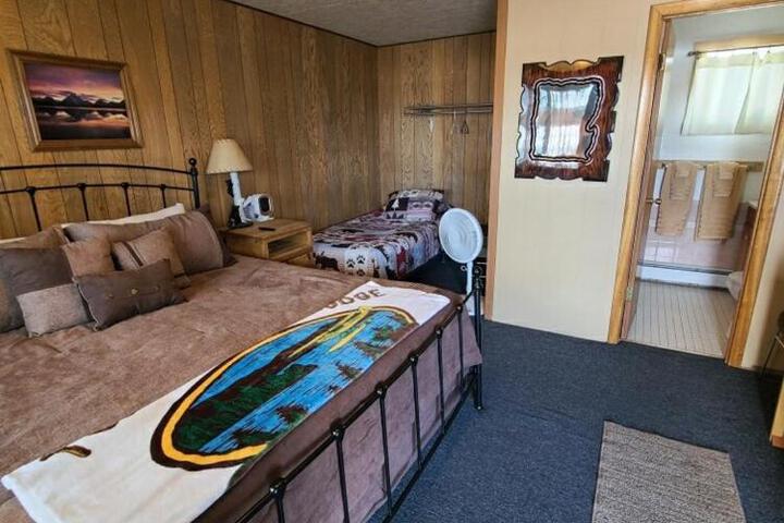 Tolsona Lake Lodge