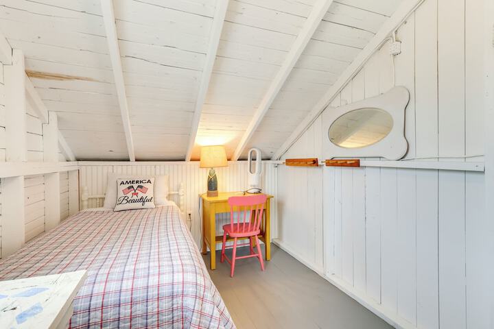 Charming Westbrook Cottage Steps to Private Beach