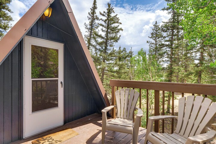 Sunny Muddy Moose Cabin w / Fire Pit & Mtn Views!