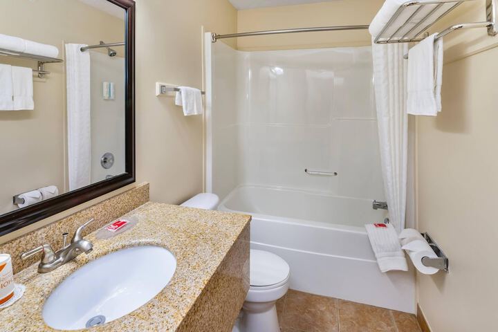 Econo Lodge Inn & Suites