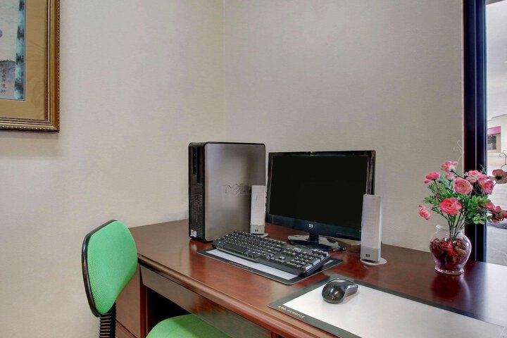 Business Center 32 of 32
