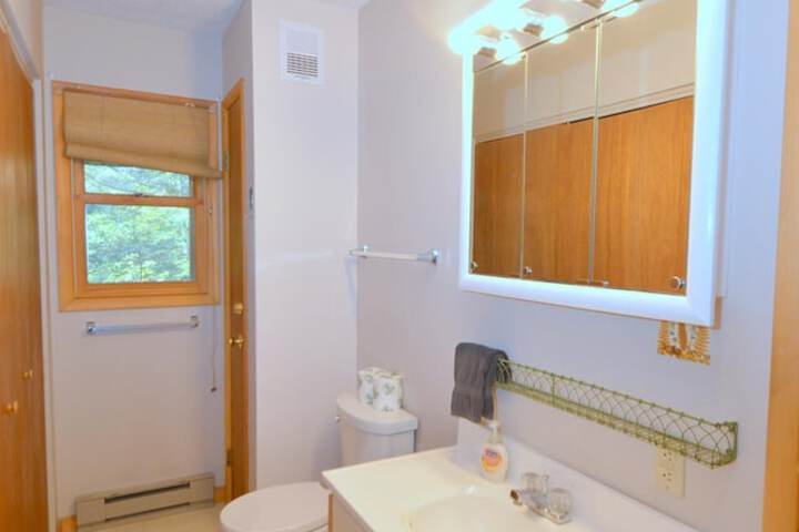 Rosies Creekside Retreat - 3 BR Escape!