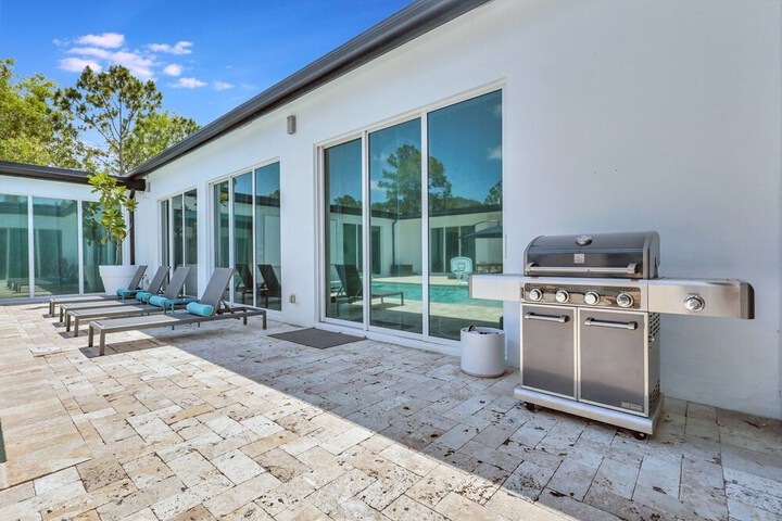 6BR Sleeps 15 Pool BBQ Firepit Games Stables More!