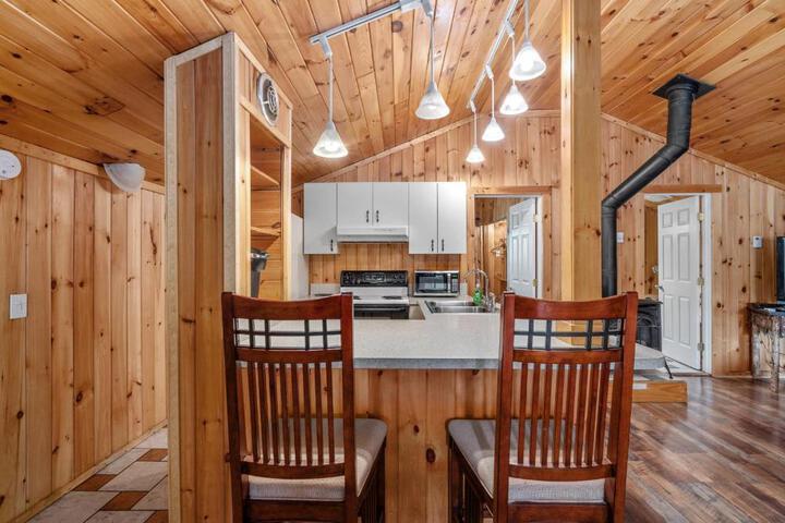 Hide-A-Way - Two Bedroom Cottage Lakeside