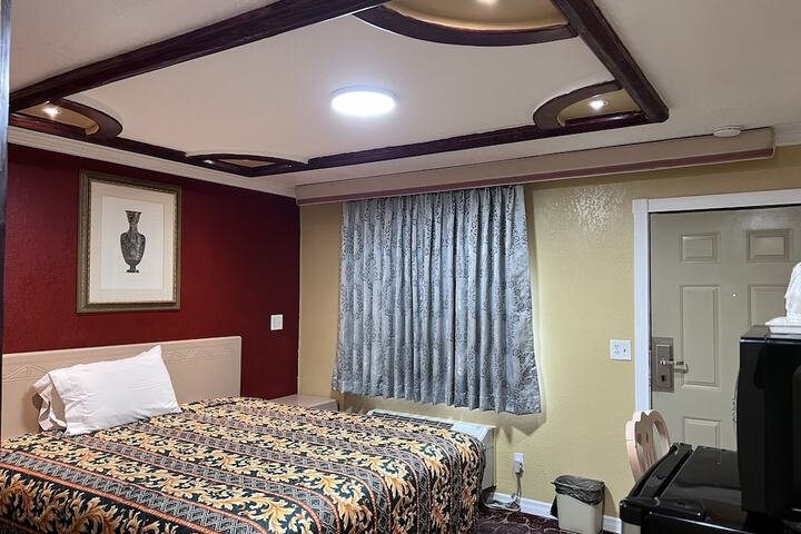 Room 10 of 14