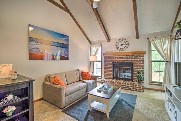 Shawnee Condo 10 Mi to Downtown Kansas City!