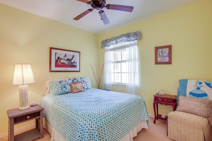 3 Mi to Dtwn Fort Myers: Condo w / Pool & Hot Tub