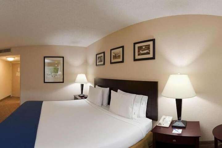 Room 11 of 28