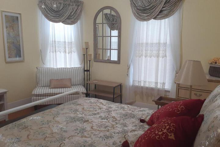 Cozy Turret Room at Nottingham Place in Wise with Plush Queen Bed Private Detached Full Bath