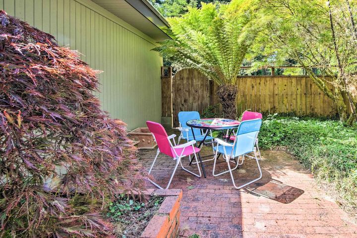 Enchanting Coos Bay Sanctuary w / Lush Views!