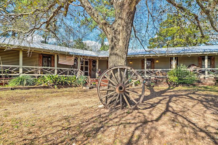Lodge on Lake Siesta: Spacious La Grange Retreat!