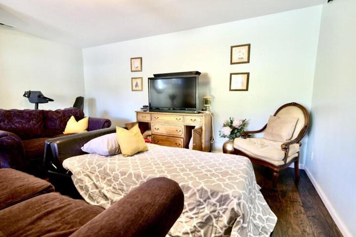 Beautiful Country Apartment AC, Pickleball, Billiards, Playground, Gardens