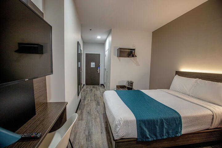 Room 16 of 40