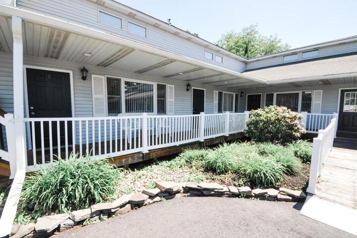 East Shore Lodging