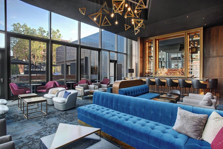 Lounge 61 of 65