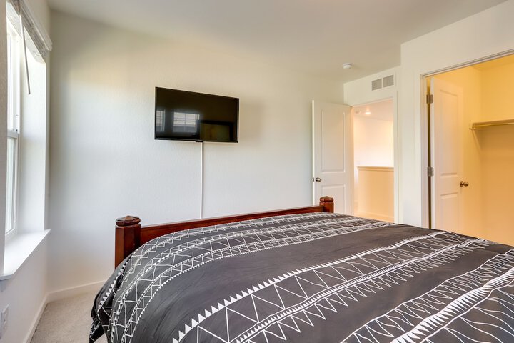 9 Mi to Airport: Commerce City Townhome w / Deck