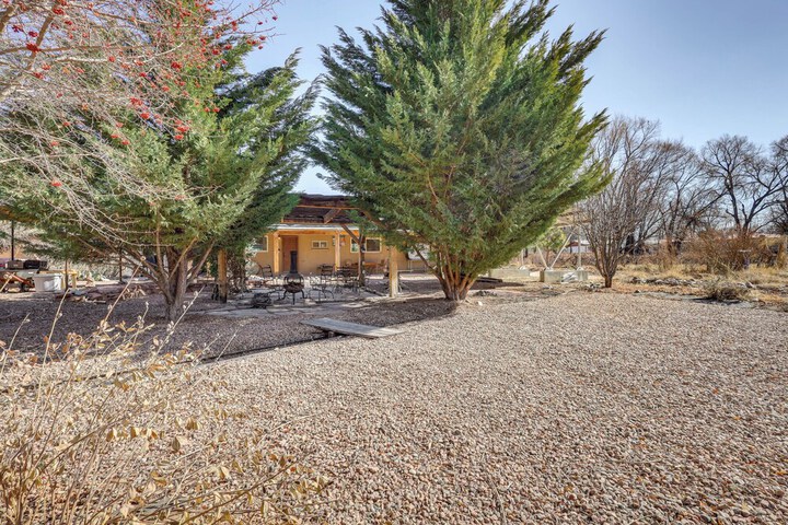 Artsy Studio w / Patio: 25 Mi to Santa Fe