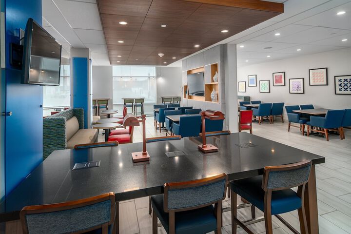 Holiday Inn Express & Suites Brandon by IHG