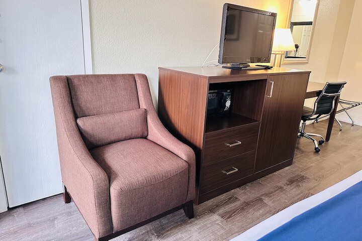 Room 6 of 18