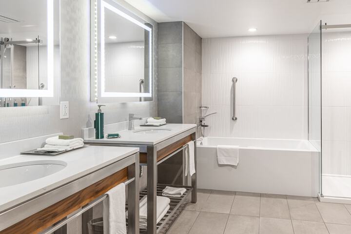 Ômage Hotel Montreal Laval, a Tribute Portfolio Hotel