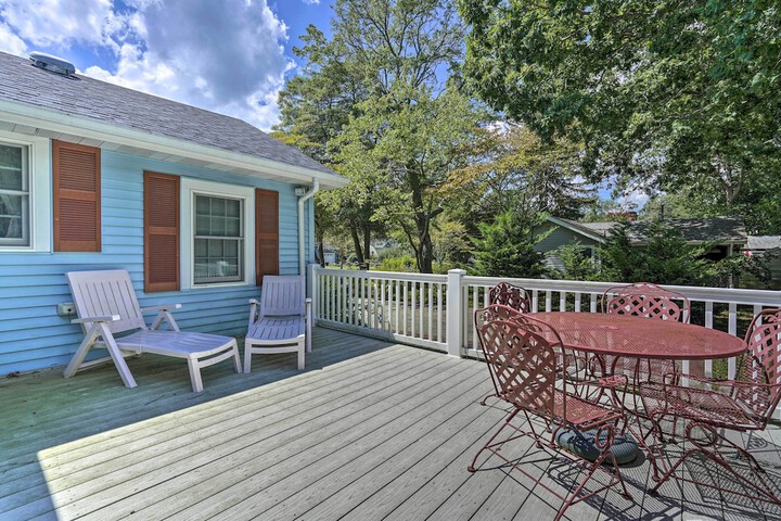 Dog-friendly Waretown Home w / Furnished Deck!