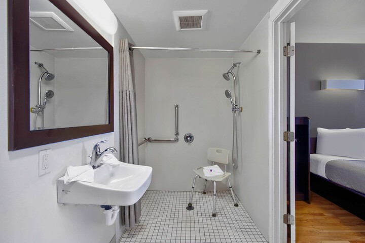 Room 13 of 27