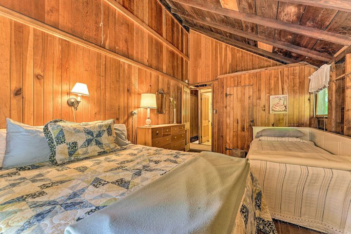 Douglas whispering Winds Cottage w / Beach!