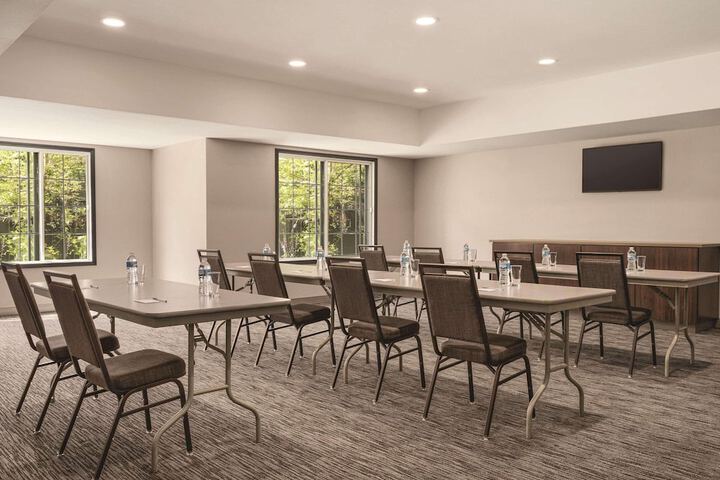 Country Inn & Suites by Radisson Detroit Lakes