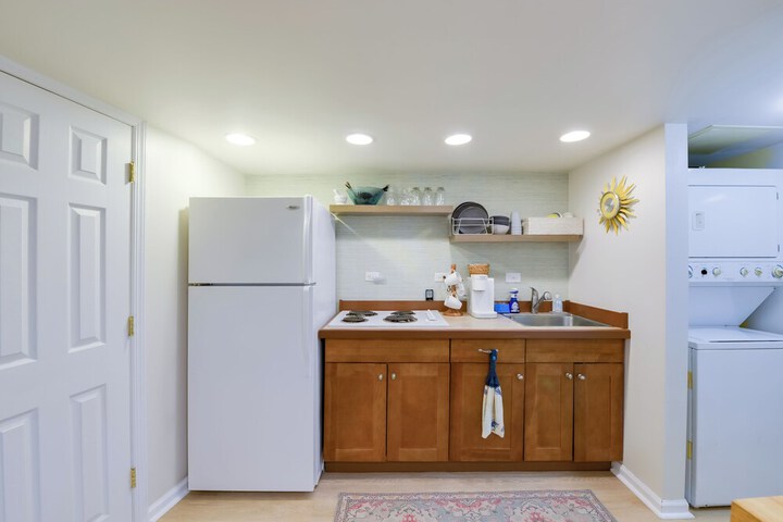 Cozy Ventnor Getaway: Walk to Public Beach!