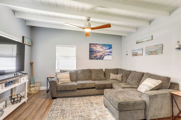 Bright Pinellas Park Getaway w / Private Pool!