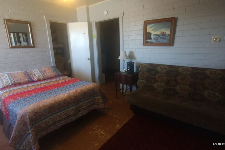 Room 5 of 8