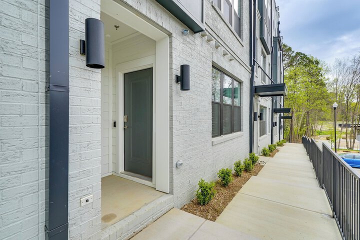 Modern Downtown Apt w / Balcony in Wake Forest!