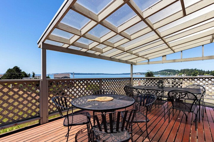 Private Beach Access + Water Views! Sleeps 18 Historic 6bdr Farmhouse w / Deck