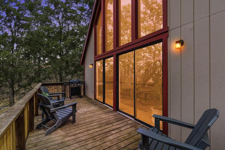 Modern Chalet w Hot Tub Large Deck, Grill & WiFi