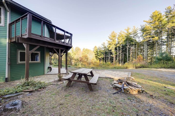 Unique West Jefferson Home w / Fire Pit & Grill!
