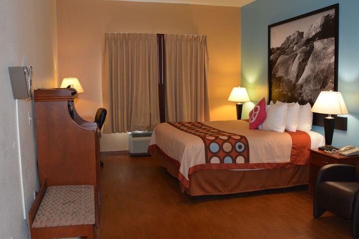 Super 8 by Wyndham Austin / Airport South