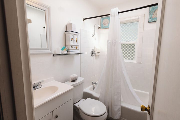 Tillicum Beach Motel (Deanes Oceanfront Lodge)