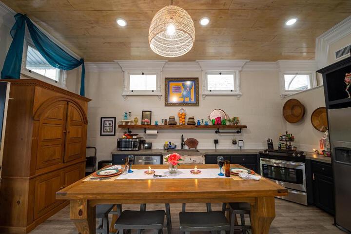 Chateau Royale Pet Friendly, on Bayou, Downtown!