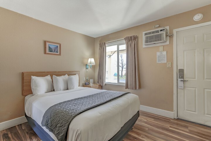 Shasta Pines Motel & Suites