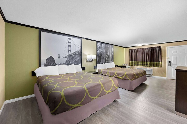 Super 8 by Wyndham Crescent City