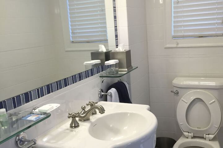 Room 5 of 12
