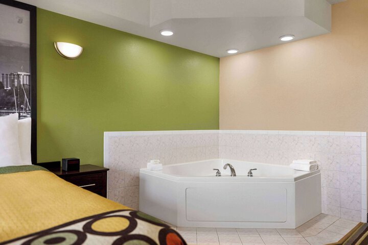 Super 8 by Wyndham Germantown / Milwaukee