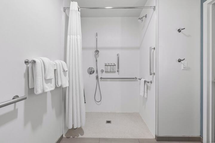 Room 34 of 103