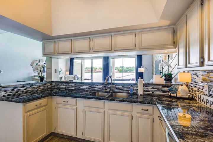 Beautiful Waterfront Condo on Lake Conroe w / Dock